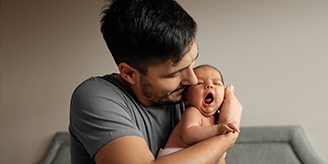 papá e hijo abrazo