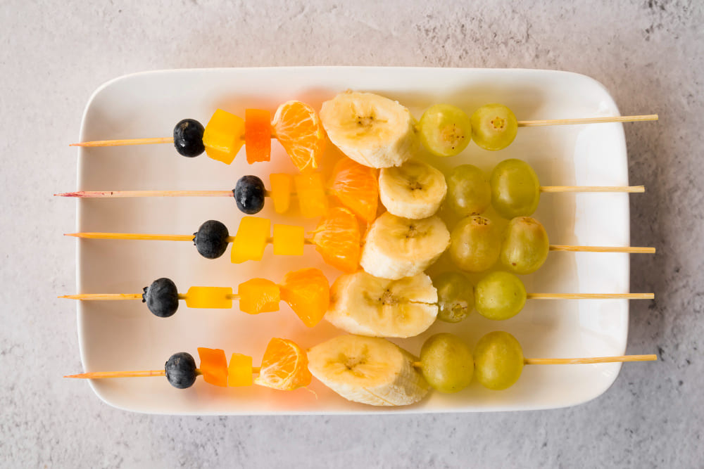 brochetas de frutas para baby shower
